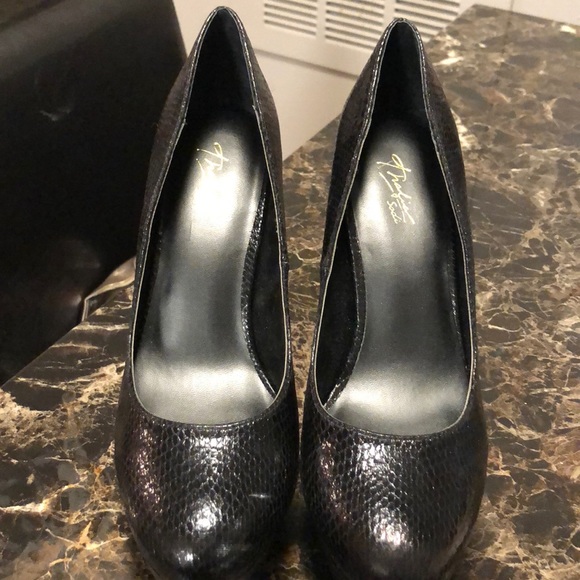 Thalia Sodi Black Skinny Heel Pumps - Picture 2 of 8